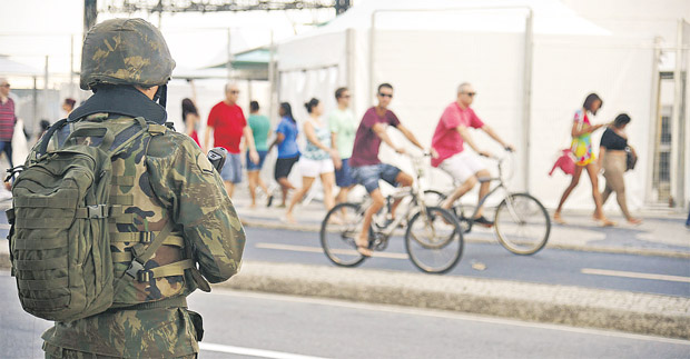 Homens das Foras Armadas ocupam, desde o final de semana, posies estratgias nas ruas, reas de lazer e nos locais dos jogos no Rio (Tomaz Silva/Agncia Brasil)