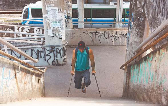 Paulo sobe escadas convencionais com dificuldade para chegar  estao (Mariana Fabricio/DP )