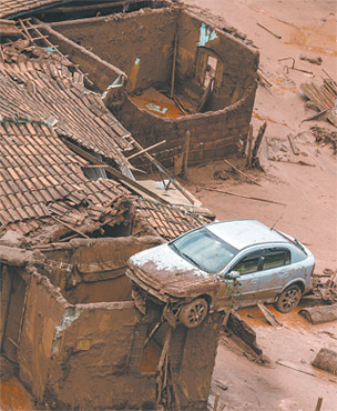 Rompimento da barragem devastou Bento Rodrigues (CHRISTOPHE SIMON/AFP)