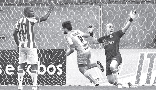 Volante Germano (ex-Sport) marcou o primeiro gol da vitria do Londrina, ontem, na Arena de Pernambuco (Ricardo Fernandes/DP)