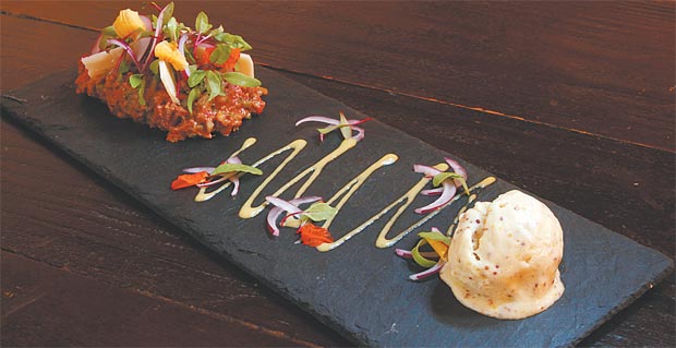  de mostarda: Steak tartare  acompanhado por nada menos que um sorvete de mostarda (Ricardo Fernandes/DP)