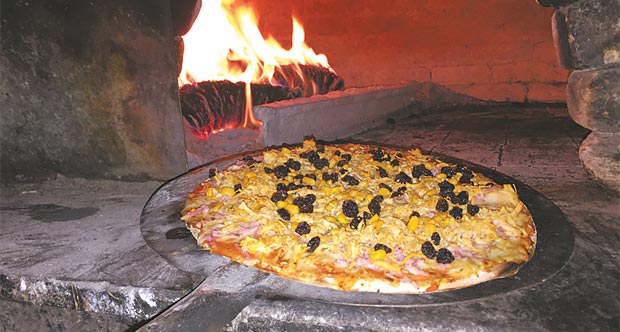 Pizza de salpico: sucesso inspirado em prato tpico nordestino (Pizzaria Candellabro/Divulgacao)