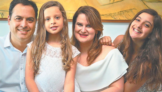 Ana Luiza e Paulo Cmara passaram o Ano Novo em casa, com as duas filhas, Helena e Clara (ROBERTO PEREIRA/DIVULGAO)