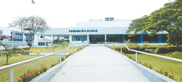 Templo central da denominao pentecostal no Recife se destaca na paisagem da Cruz Cabug  (Fellipe Castro/Esp. Aqui PE/D.A  )