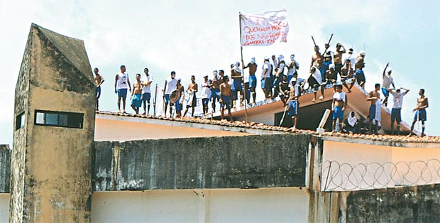 Novo dia de motim no Rio Grande do Norte. Presos fizeram barricada no telhado (Andressa Anholete/AFP)