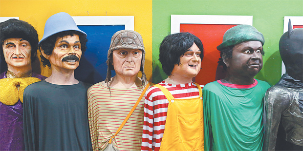 Personagens que marcaram poca, como Chaves e os Trapalhes, so homenageados no carnaval. Mais que frevo, dolos do rock ganham as ladeiras no carnaval (IGO BIONE/DP)