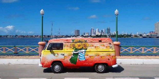 Kombi grafitada pela artista Nath Dias para o food truck de comida vegetariana e vegana (Girassol Cozit/Divulgao)