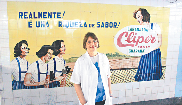 ngela relembra com saudade a laranjada Cliper, anunciada em painel no Colgio Vera Cruz (MARLON DIEGO/ESP.DP)