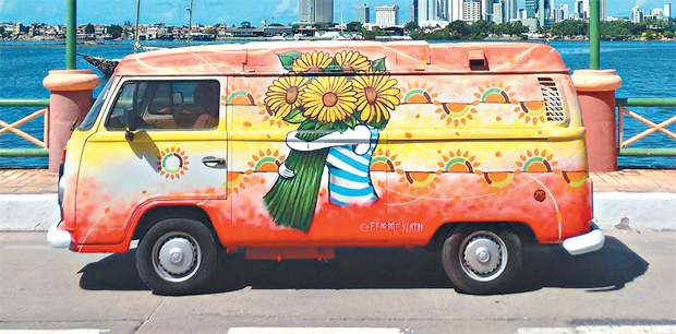 No Cais Jos Estelita, o charme extra da Kombi grafitada pela artista Nath Dias, transformada em um food truck de comidas vegetarianas (GIRASSOL COZIT/DIVULGAO)