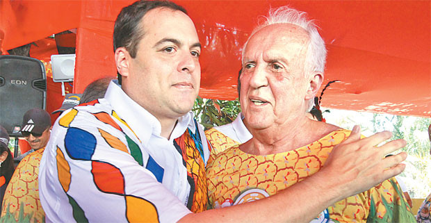 O encontro de Paulo Cmara com Jarbas Vasconcelos no camarote oficial do Galo  (Ricardo Fernandes/DP )