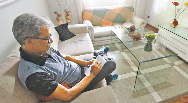 Sem TV: Ronildo Ferreira prefere no ter televiso na sala de estar e dar outras utilidades ao espao  (Ricardo Fernandes/DP )