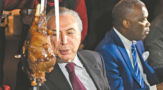 Temer convidou os embaixadores para comer carne em uma churrascaria (EVARISTO SA/AFP)