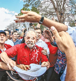 Lula foi cercado pelos militantes no canal da obra (RICARDO STUCKERT/INSTITUTO LULA)