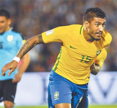 Volante Paulinho marcou trs dos quatro gols da seleo brasileira (DANTE FERNANDEZ/AFP)