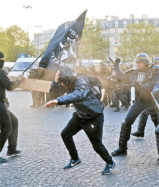 Trs pessoas foram presas, segundo a polcia francesa (THOMAS SAMSON)