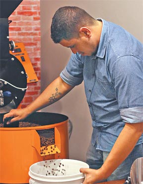 O barista Jonatahas realiza as torras do gro diariamente (Gabriel Melo/Esp. DP )